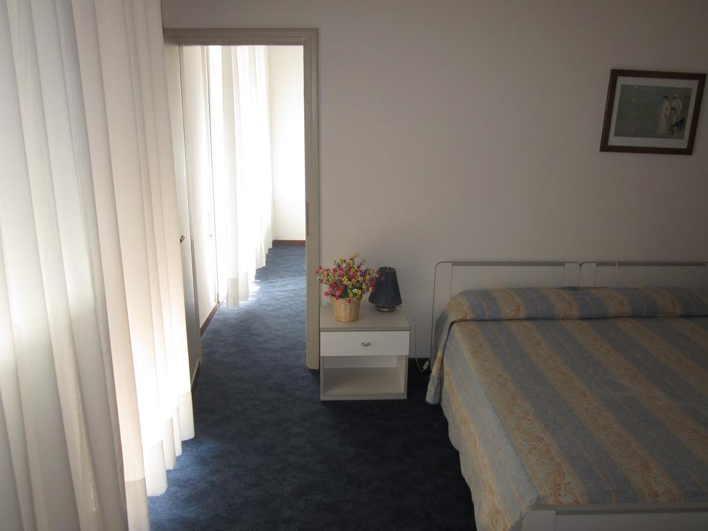 Family Room,700186408:JPEG